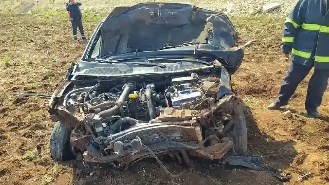 Midyat'ta tekeri patlayan otomobil yol kenarına savruldu: 2 yaralı