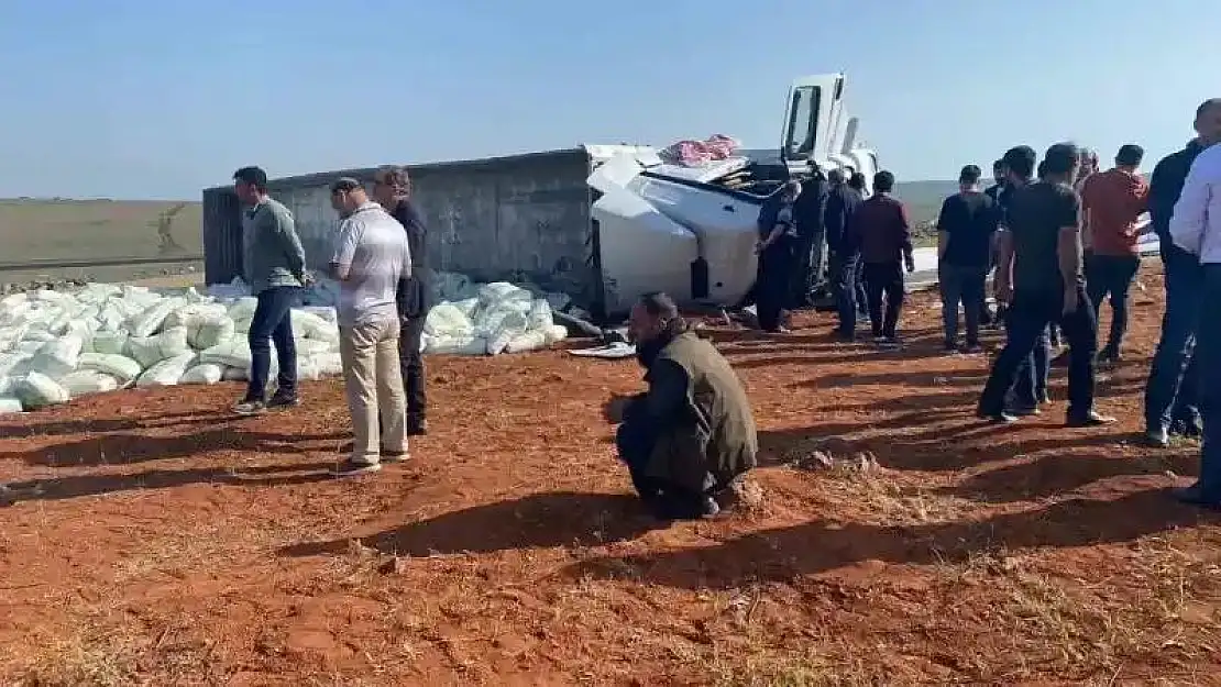 Devrilen tır, Siverek-Diyarbakır karayolunu 2 saat kapattı