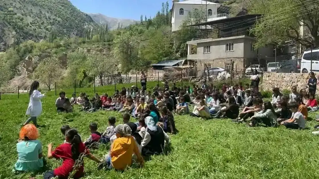 Mereto Dağı eteklerindeki öğrencilere doğal ortamda tiyatro eşliğinde diş sağlığı eğitimi