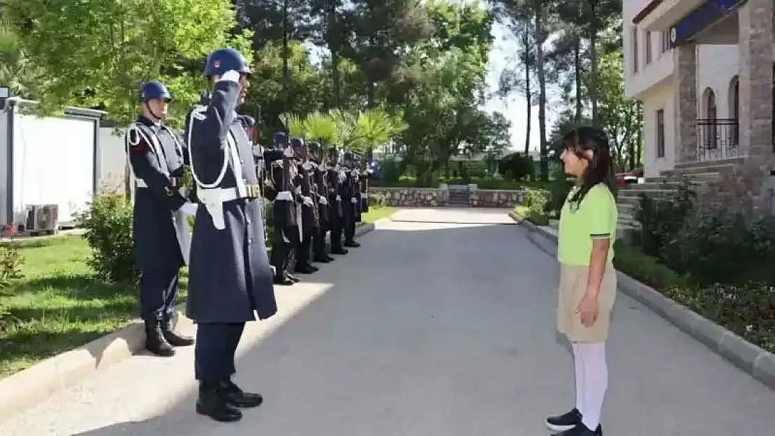 İl Jandarma Komutanı küçük Ada'yı tören mangasıyla karşıladı