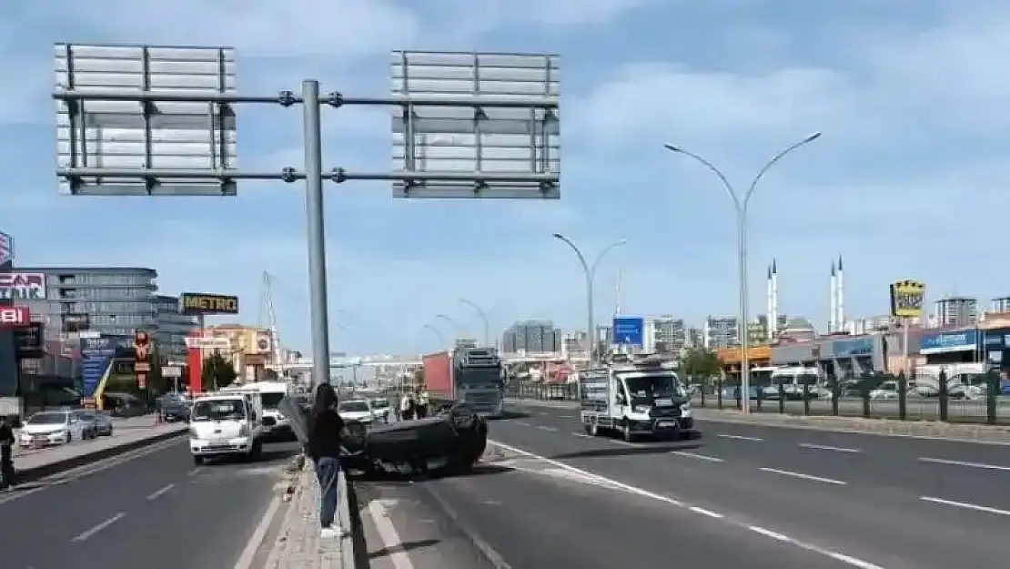 Sürücü, takla atan otomobilden sağ çıktı