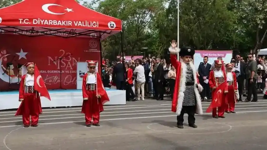 Diyarbakır'da 23 Nisan kutlamalarında Fatih Sultan Mehmet, Ali Gaffar Okkan ve Naim Süleymanoğlu canlandırıldı