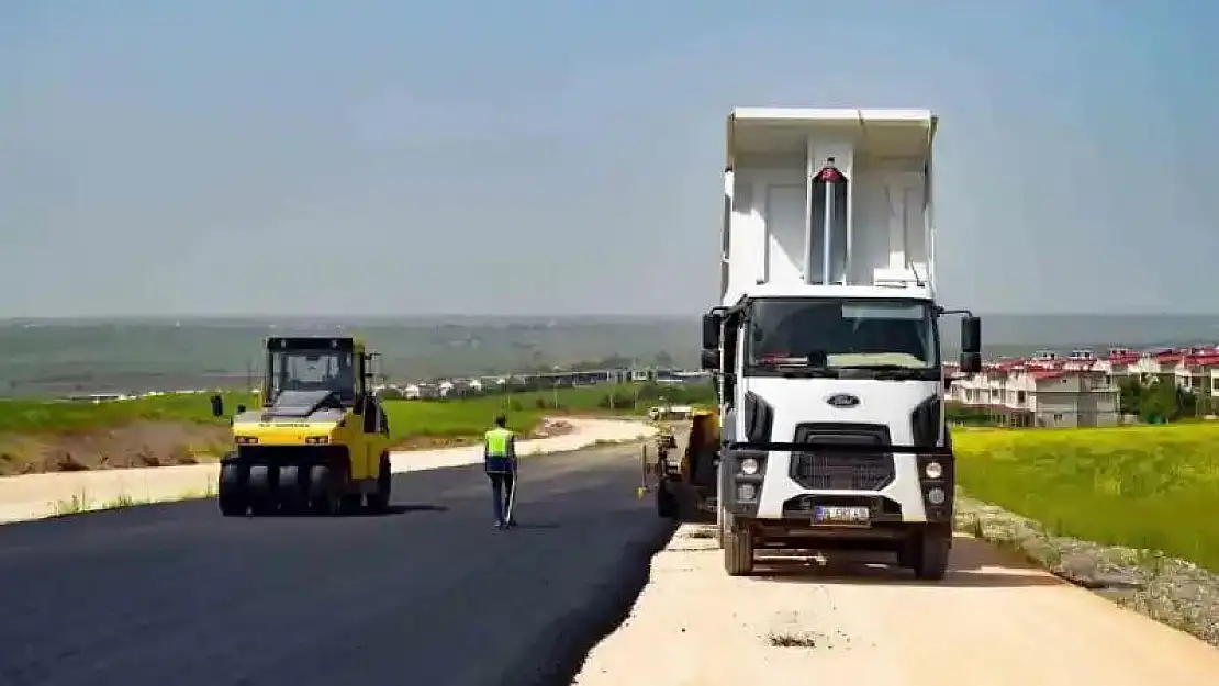 Diyarbakır Büyükşehir Belediyesi Bırkleyn Caddesi'ndeki yol yapım çalışmalarını sürdürüyor