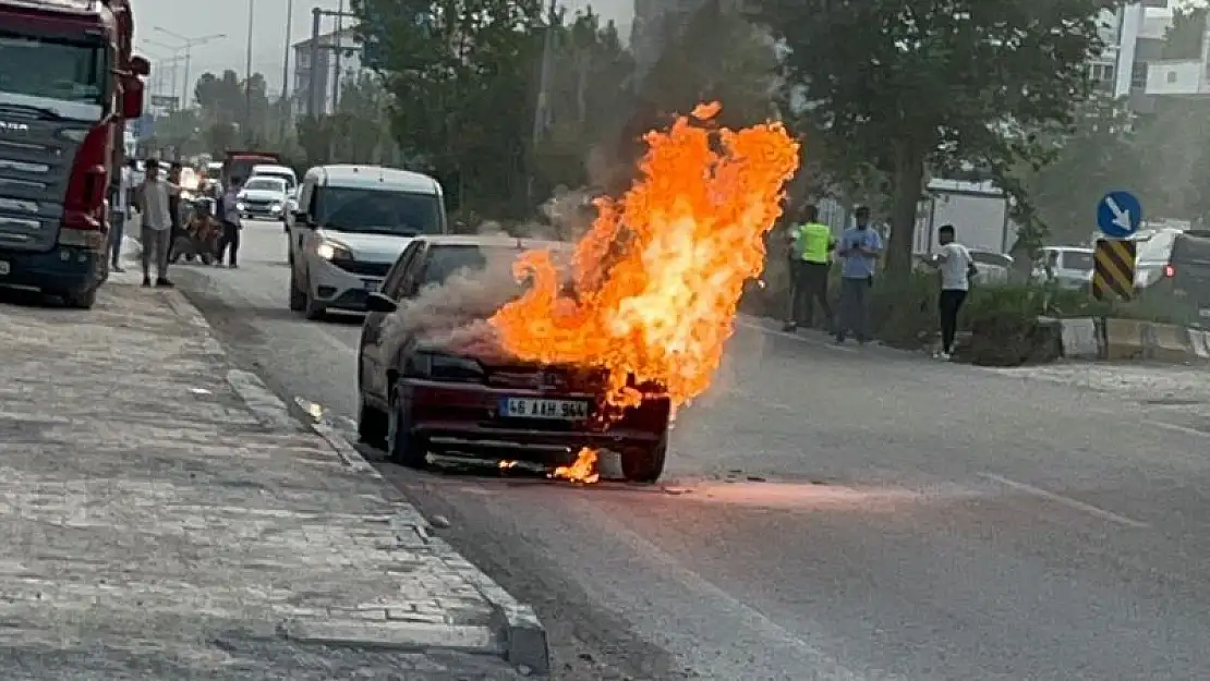 Park Halindeki Otomobil Alev Alev yandı