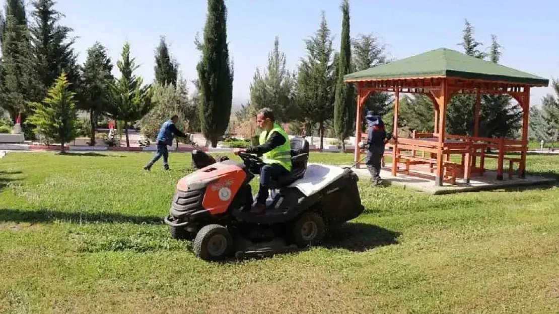 Haliliye'de parklar yaza hazırlanıyor