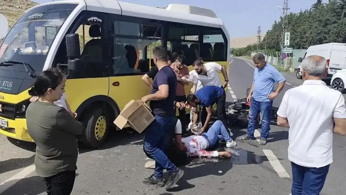 Mardin'de minibüs ile motosiklet çarpıştı: 3 yaralı