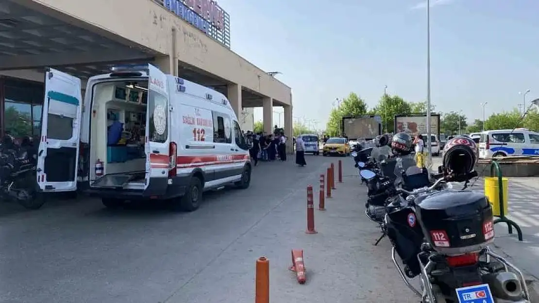 Diyarbakır'da hastane önünde bıçaklı kavga: 4 yaralı