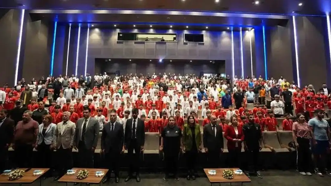 Yılmaz, başarılı öğrencileri ödüllendirdi