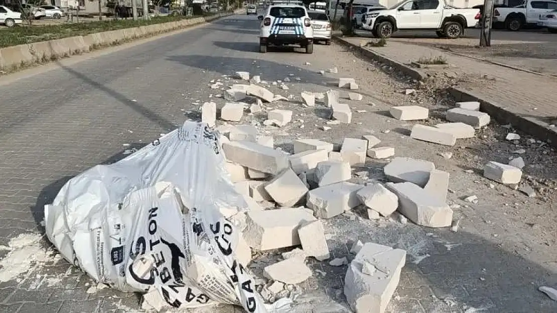 Karayoluna inşaat malzemesi döküldü