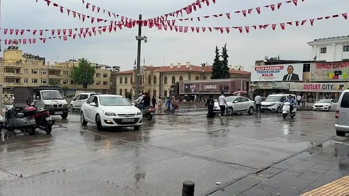 Sağanak yağış parkın istinat duvarının çökmesine neden oldu