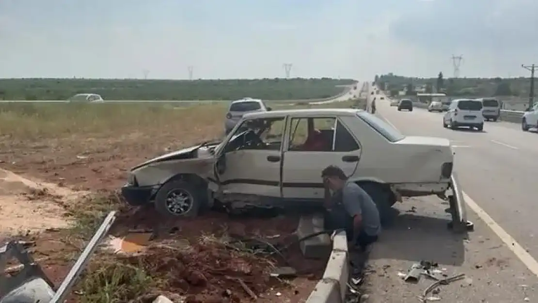 Kaza yaptığı aracının başında gözyaşı döktü