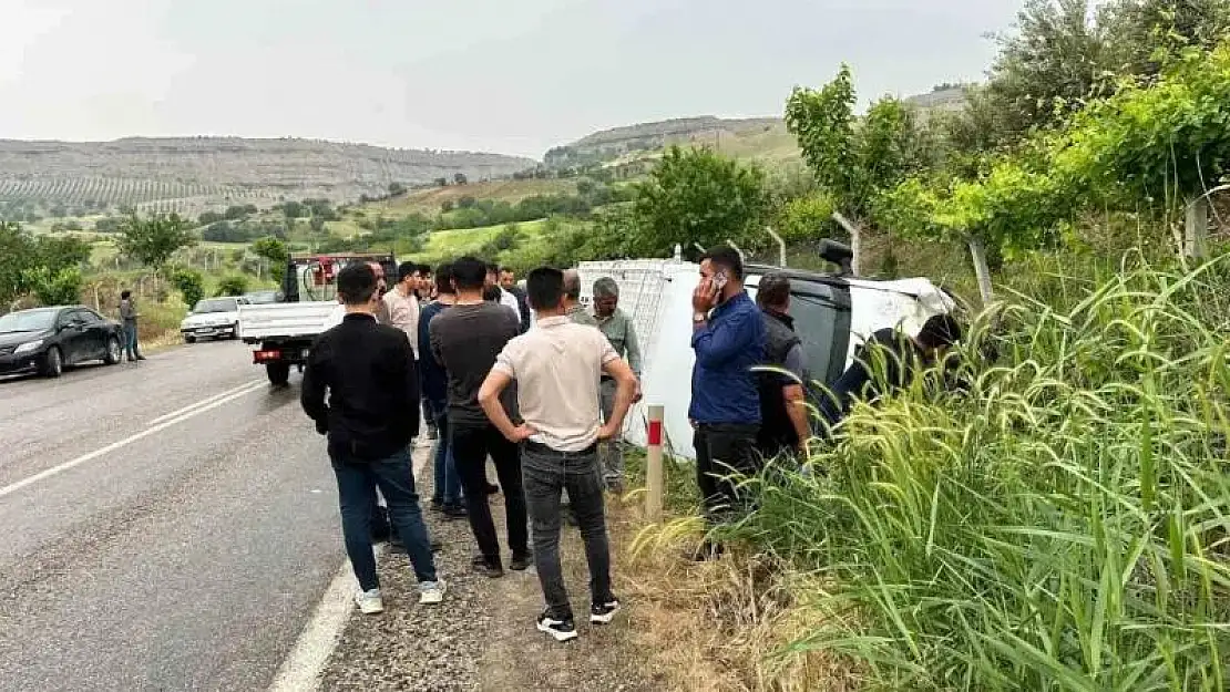 Adıyaman'da kontrolden çıkan minibüs yan yattı: 14 yaralı