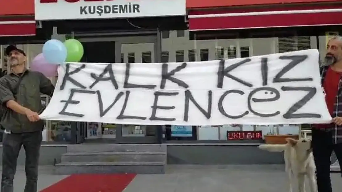 İzmir'de lösemi tedavisi gören genç kıza hastanede evlilik teklifi