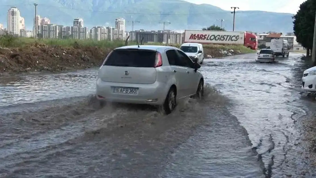 Bursa'da sağanak yağış hayatı felç etti