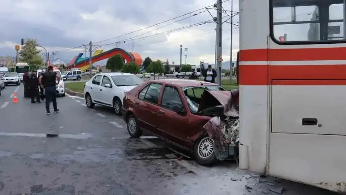 Kayseri'de Otomobil belediye otobüsüne çarptı: 4 yaralı