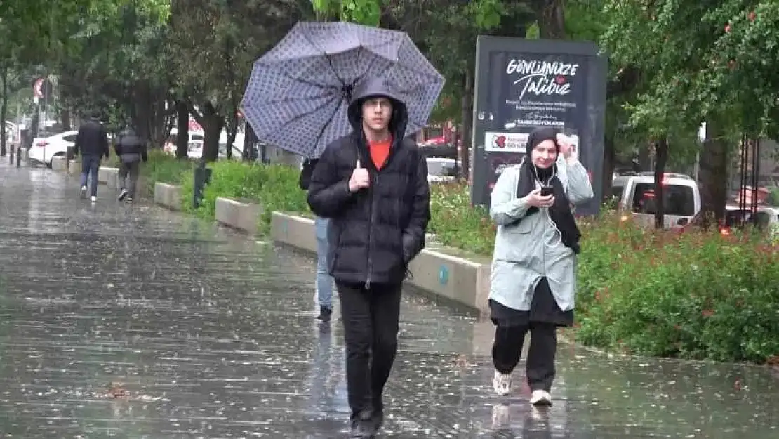 Kocaeli'de rüzgar denizi taşırdı, yağmur trafiği felç etti