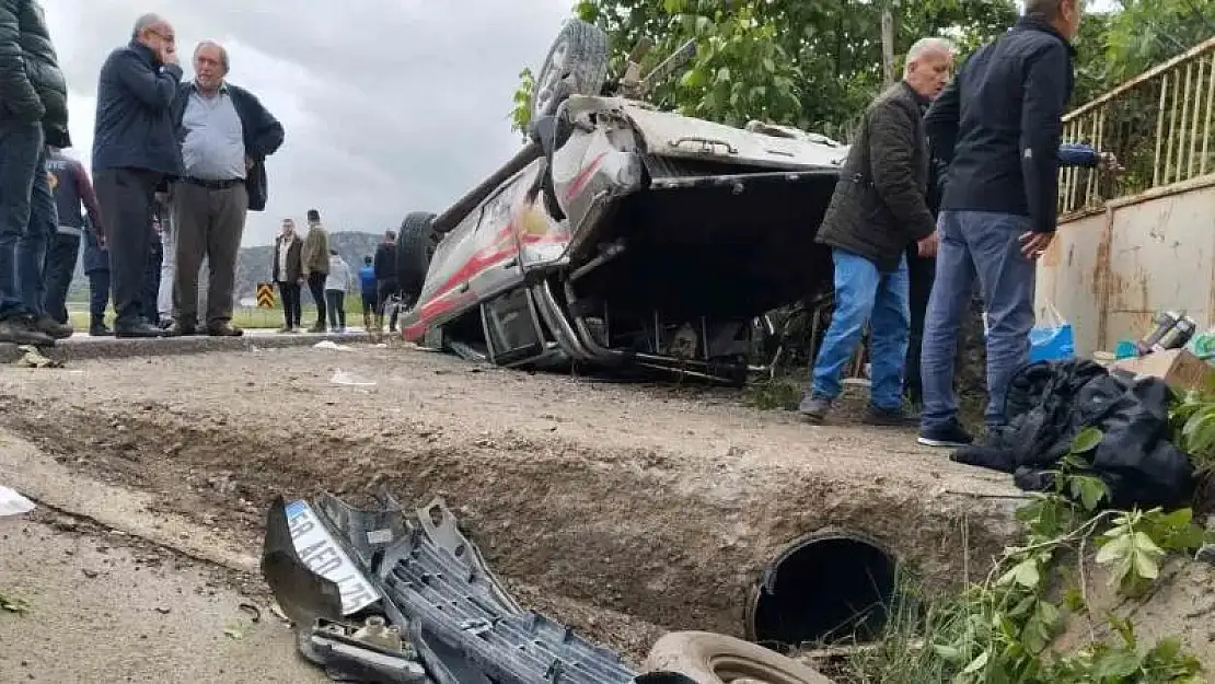 Sivas'ta Kontrolden çıkan pikap devrildi: 5 yaralı