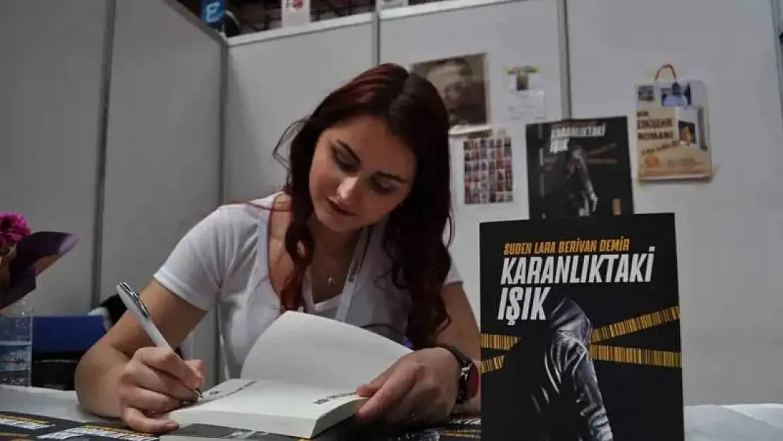 18 yaşında bir kitap yazıp yayınlayarak yazarlık kariyerine ilk adımını attı