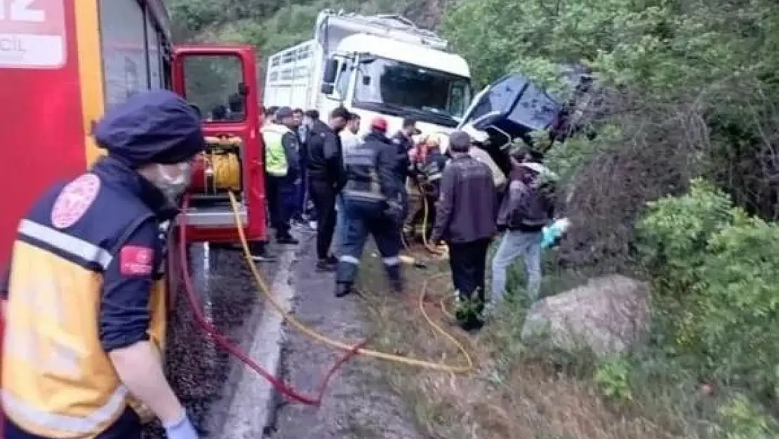 Şerit ihlali yapan kamyon 2 aracı biçti, anne ve oğlu can verdi
