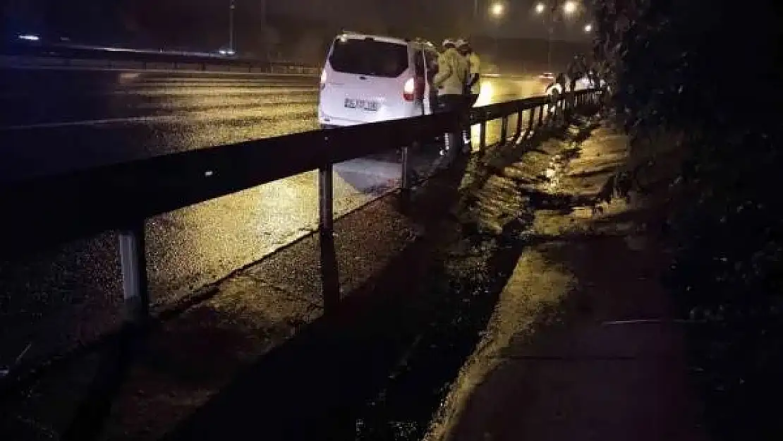 Beykoz'da kontrolden çıkan hafif ticari araç otomobile çarptı: 2 yaralı
