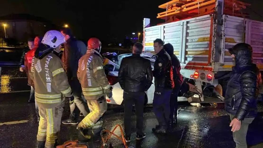 Büyükçekmece'de kontrolden çıkan araç tırın altına girdi: 1 ölü, 2 yaralı
