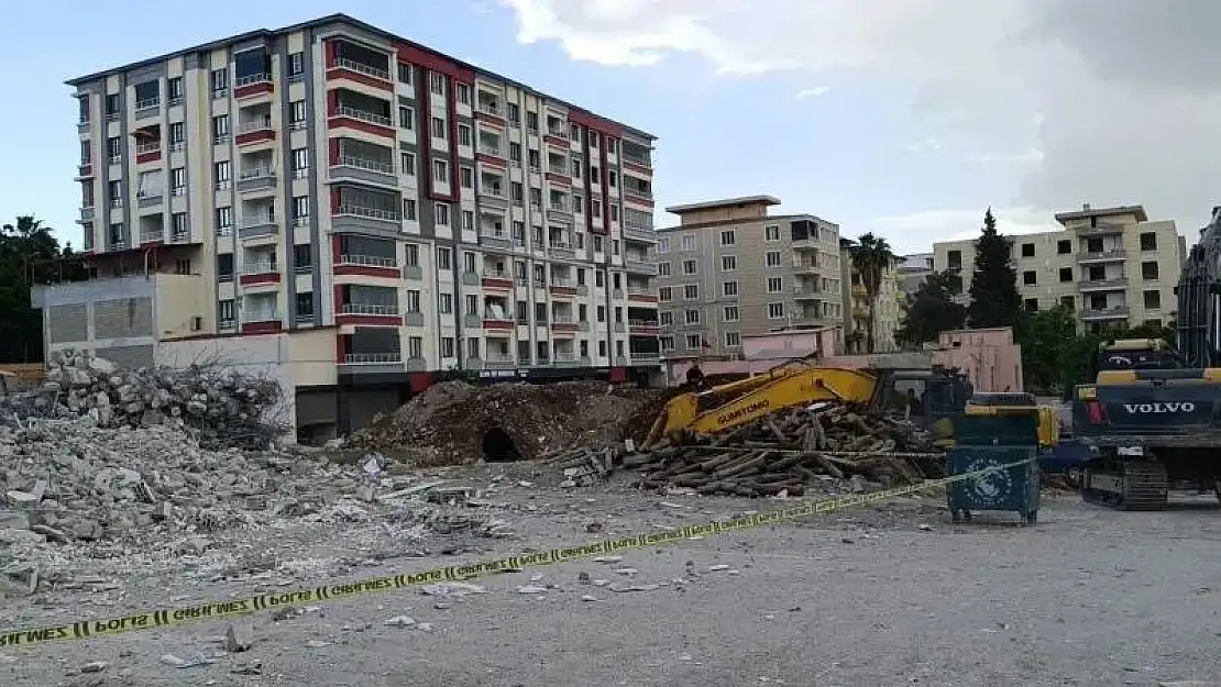 Gaziantep'te depremde ağır hasar alan bina yıkım sırasında çöktü
