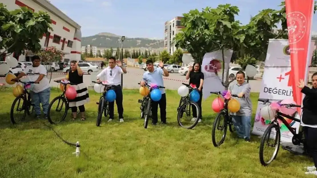 Down sendromlu çocuklara bisiklet dağıtıldı