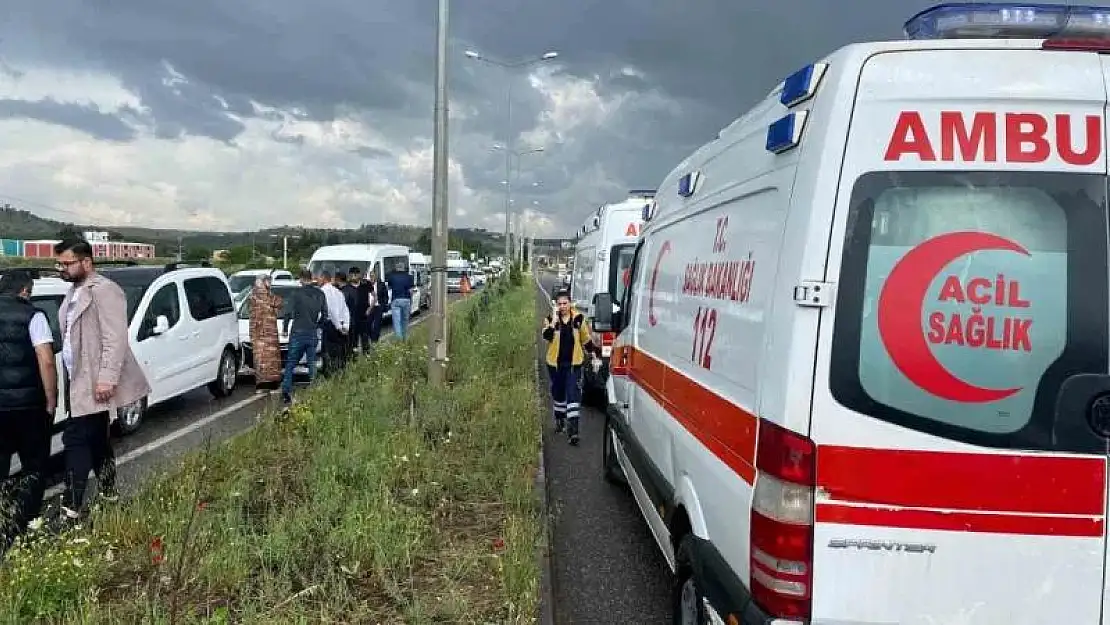 Diyarbakır'da 8 araçlı zincirleme kaza: 2 yaralı
