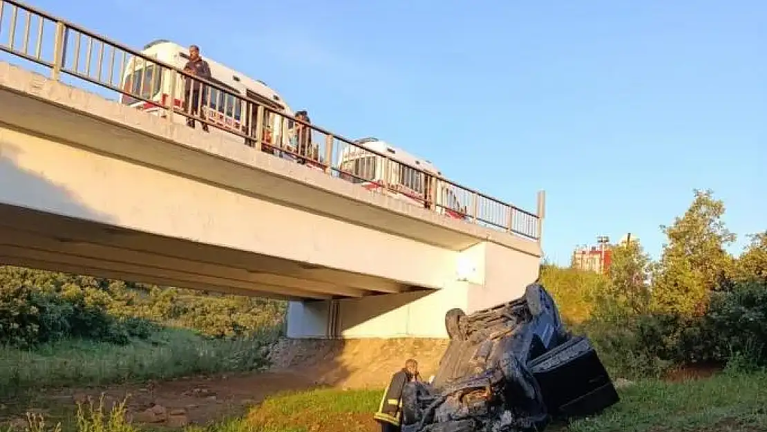 Mardin'de kontrolden çıkan otomobil şarampole devrildi: 2 yaralı
