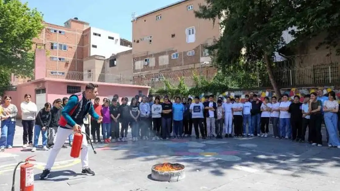 İtfaiyeden öğrencilere uygulamalı eğitim
