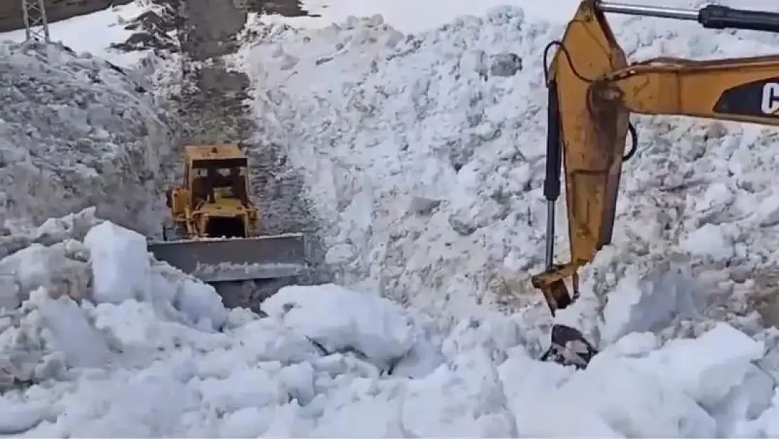 Şırnak'ta mayıs ayında 10 metrelik karda yol açma çalışmaları sürüyor