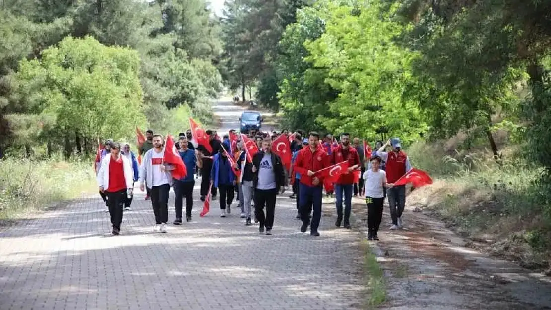 Gençler, ellerindeki Türk bayraklarıyla Ali Dağı'na yürüdü