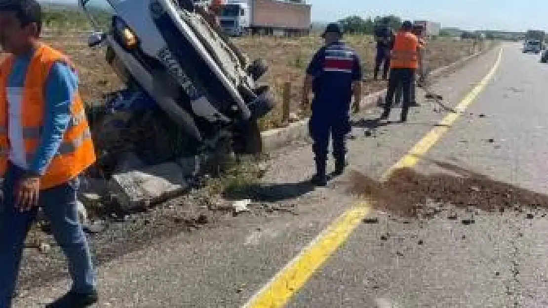 Diyarbakır'da iki otomobil kafa kafaya çarpıştı: 3 yaralı
