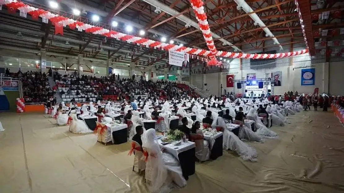 Kahramanmaraş'ta 100 Çift, toplu düğünle dünya evine girdi 