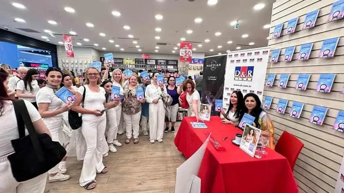 Mardin Mall'da yazar Duman, okurlarıyla buluştu
