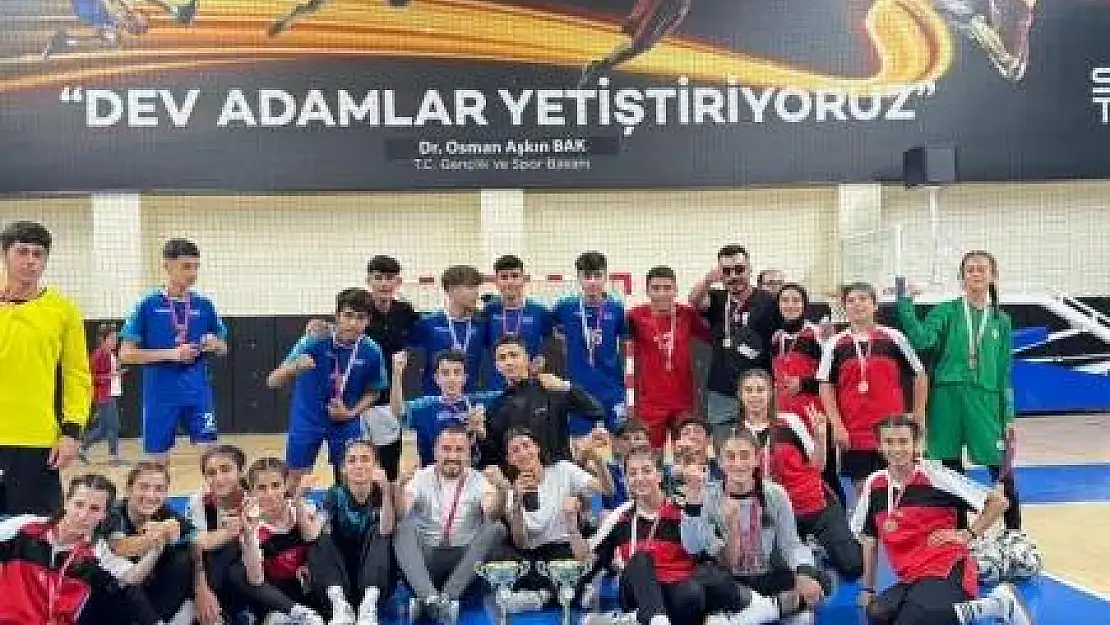 Futsal il birinciliği turnuvasında Mazıdağı Anadolu Lisesi 2 kategoride şampiyon oldu
