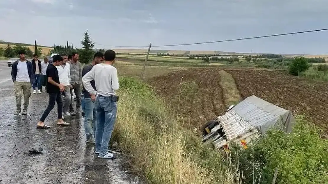 Kamyonun çarptığı traktör ikiye bölündü: 2 yaralı