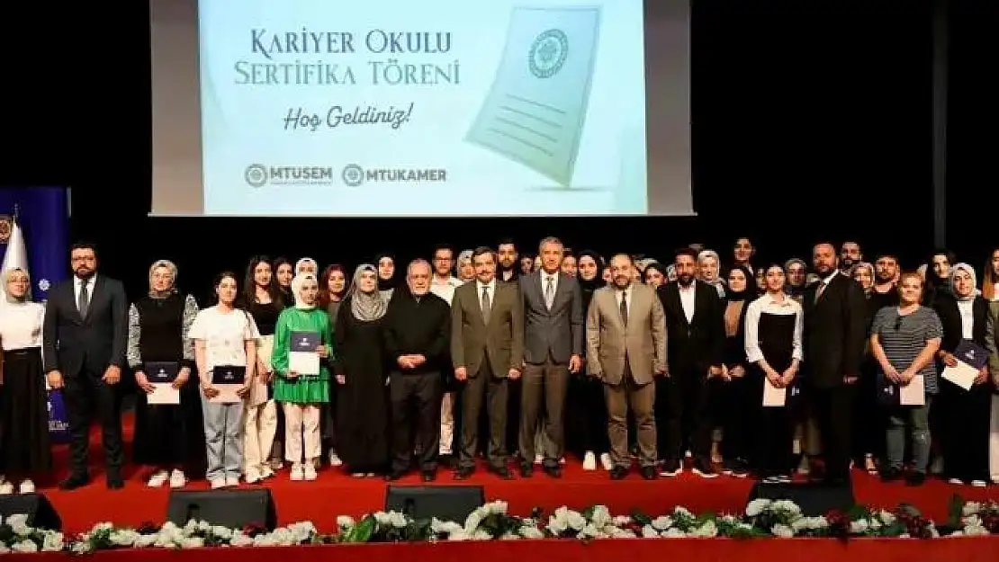 Kariyer Okulunu tamamlayanlar belgelerini aldı
