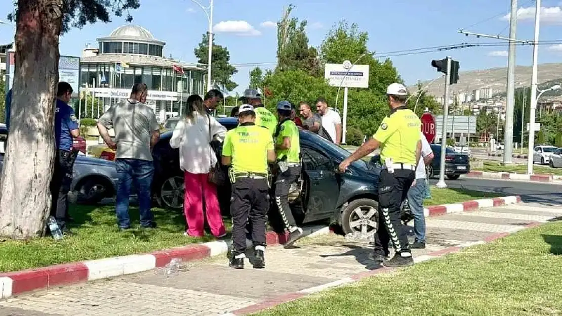 Virajı alamayan sürücü refüje çıktı, 2 yaralı
