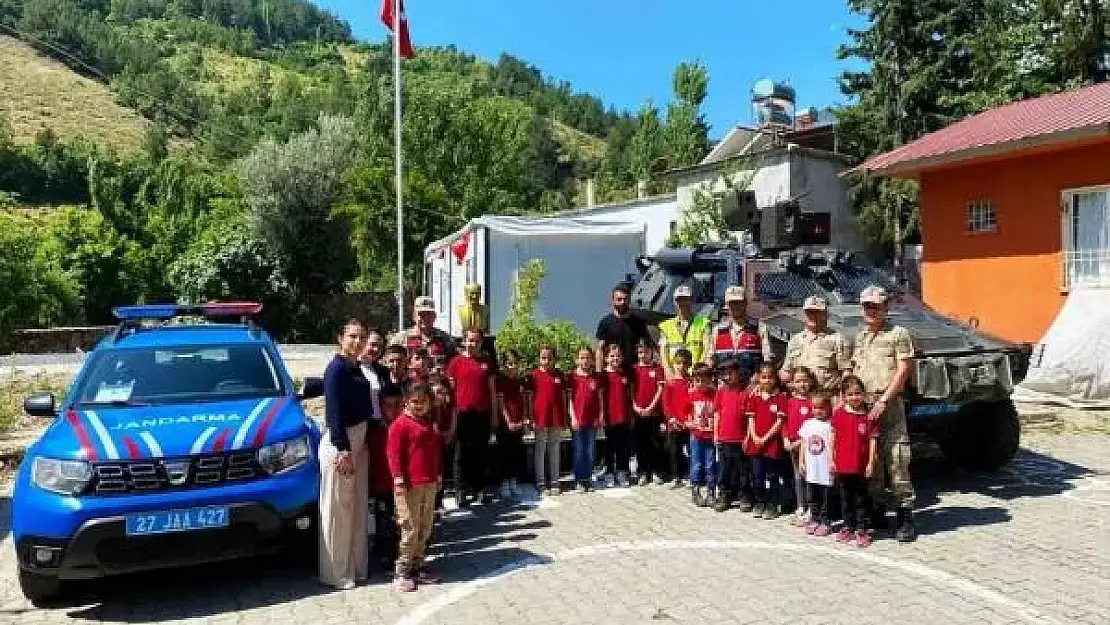 Jandarma depremzede öğrencileri okullarında ziyaret etti
