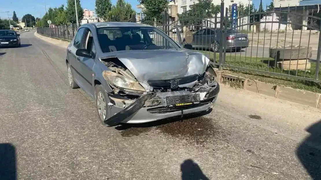 Kırmızı ışıkta duran otomobile çarptı: 1 yaralı