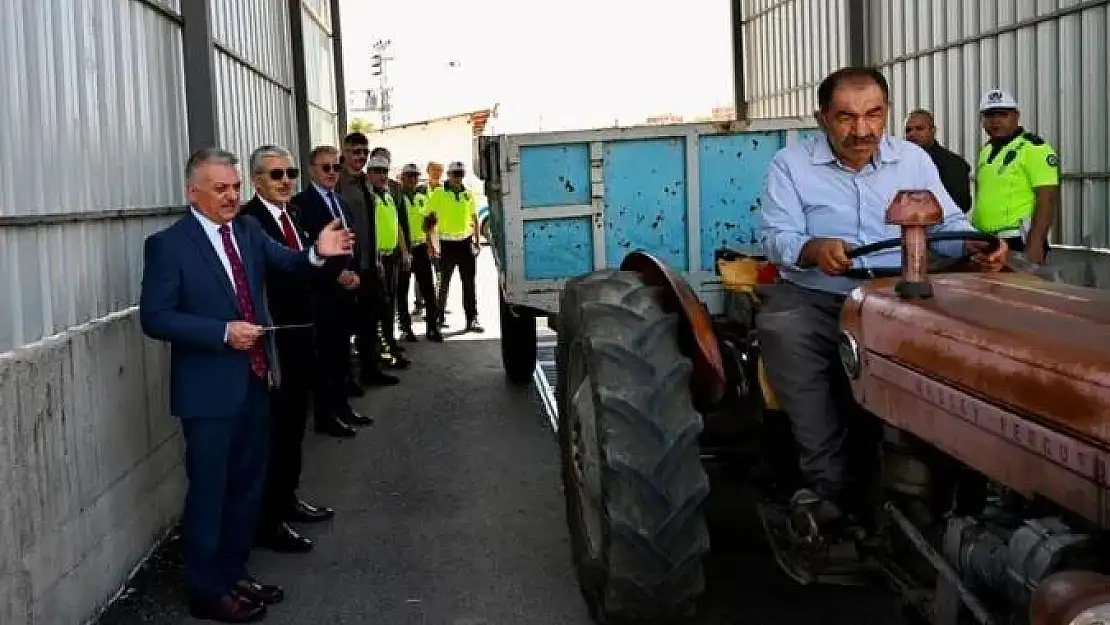 Malatya'da, traktör sürücülerine reflektör dağıtıldı
