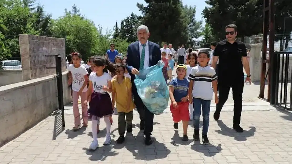 Başkan Hallaç, öğrencilerle çöp topladı