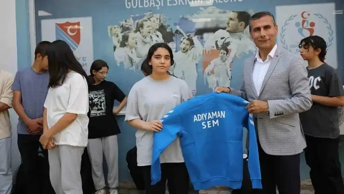 Gölbaşı'nda eskrim sporcularına malzeme desteği