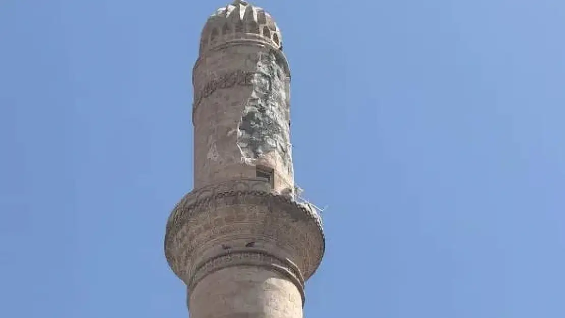 Mardin'de minareye yıldırım düştü
