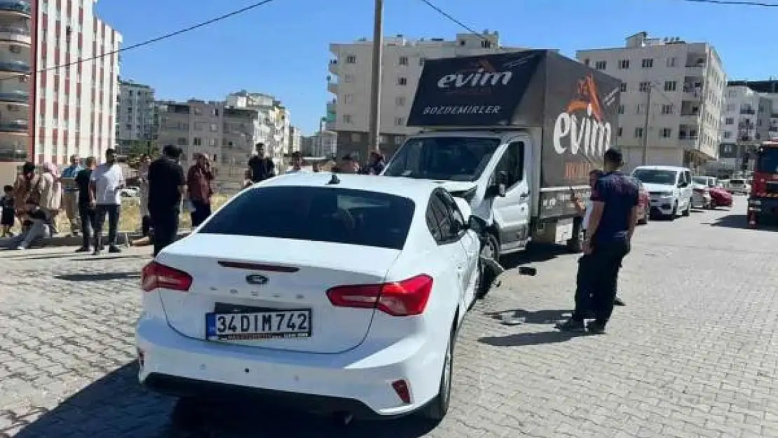 Mardin'de otomobil ile kamyonet çarpıştı: 3 yaralı
