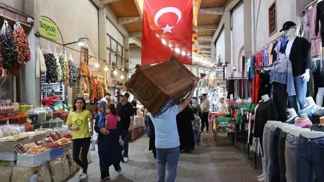 Kahramanmaraş'ta sıcak havada serin çarşıda alışveriş imkanı
