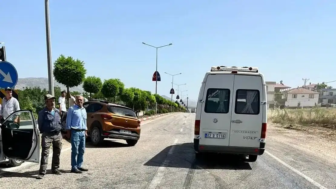 Gölbaşı ilçesinde otomobil ile minibüs çarpıştı: 3 yaralı