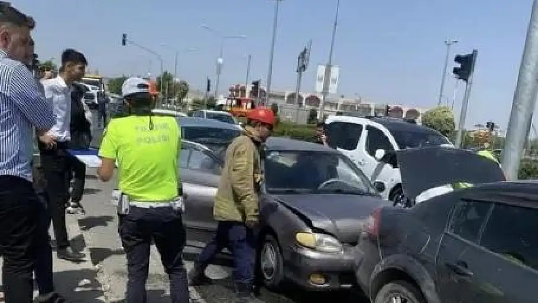 Mardin'de maddi hasarlı zincirleme kaza
