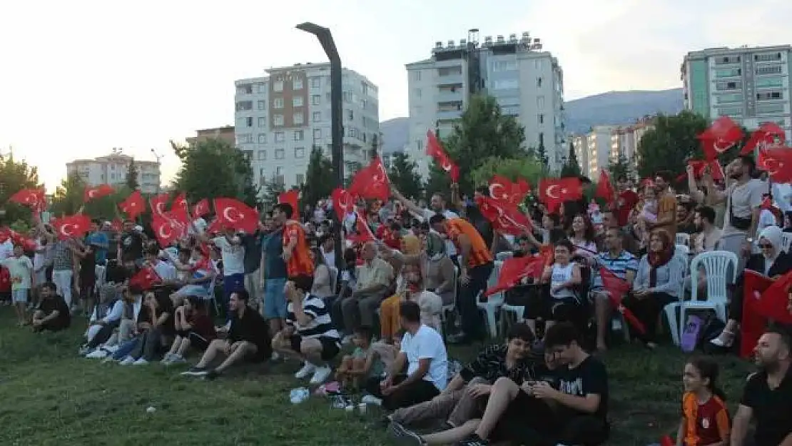 Milli maça yoğun ilgi: Maçı dev ekranda izlediler
